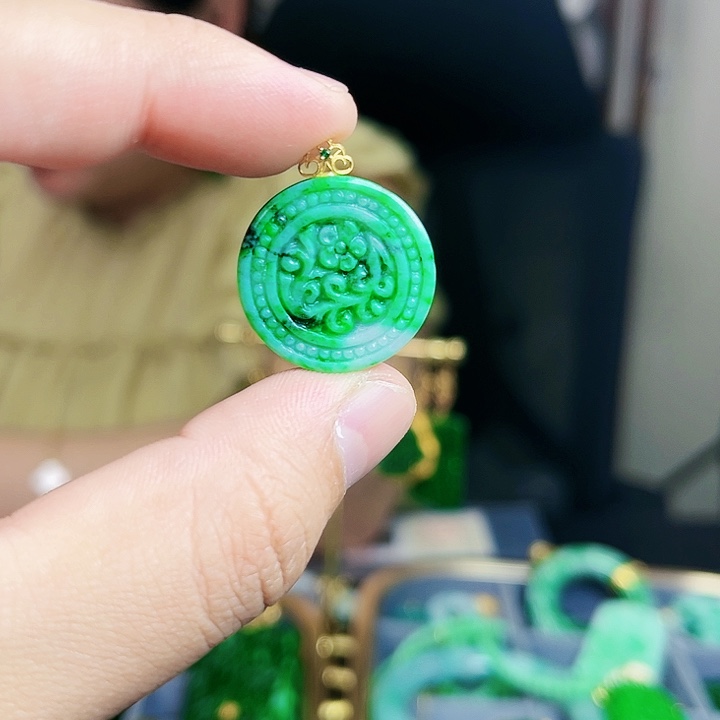 翡翠手饰18K金镶嵌吊坠
