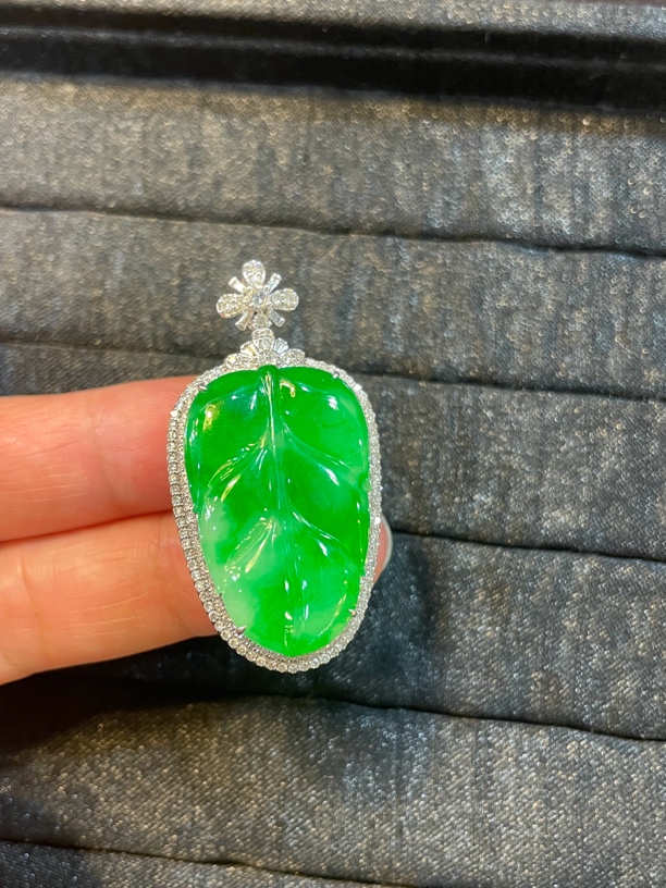 荣翠翡翠珠宝，天然缅料翡翠A货18k金镶嵌叶子吊坠