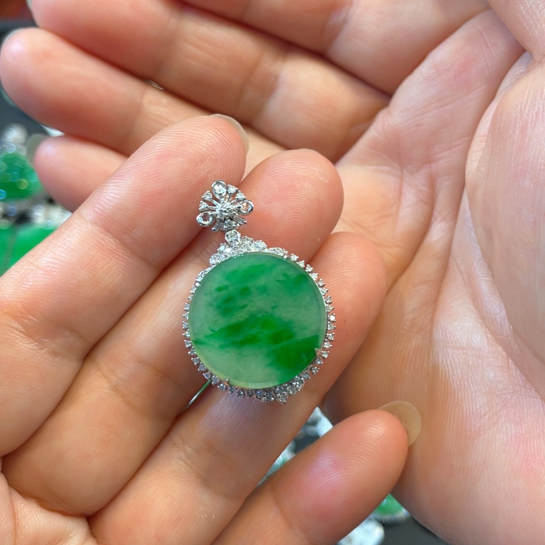 翡翠挂件18K金镶嵌天然缅甸翡翠A货