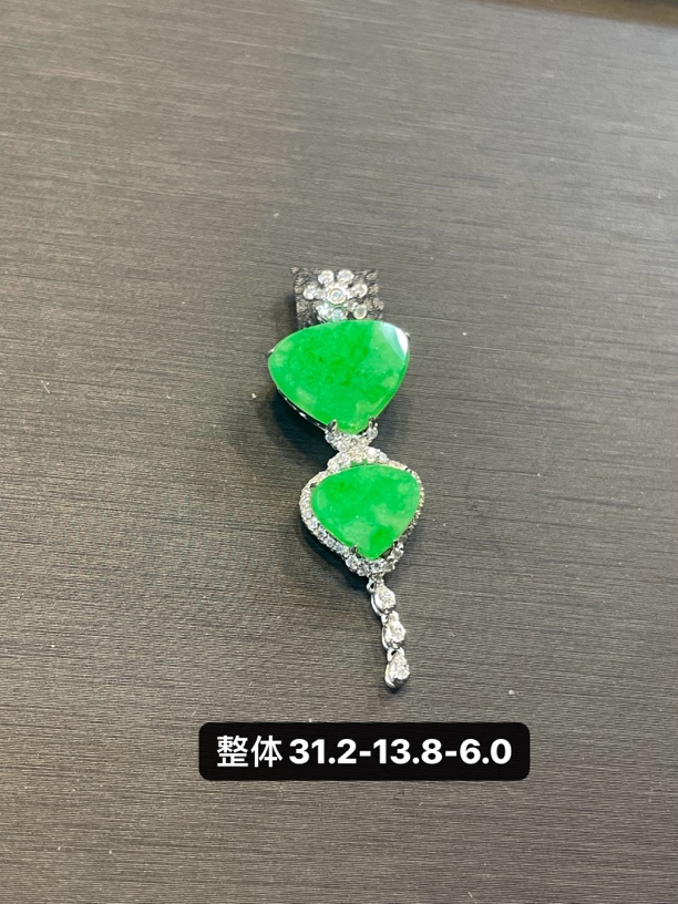 荣翠翡翠珠宝，天然缅料翡翠A货18k金镶嵌爱心吊坠