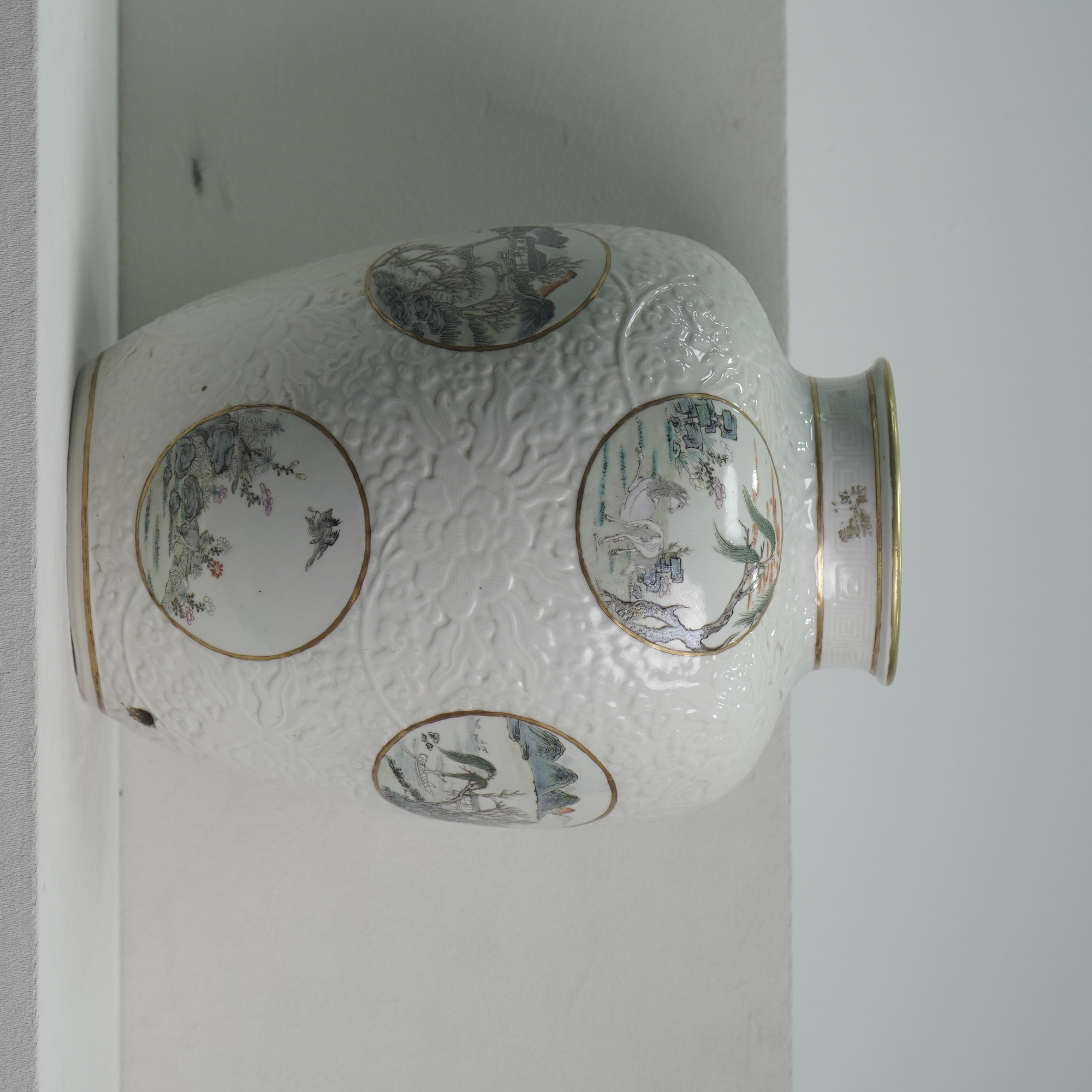 【光绪】白釉暗刻缠枝牡丹九开窗山水人物故事图灯笼尊