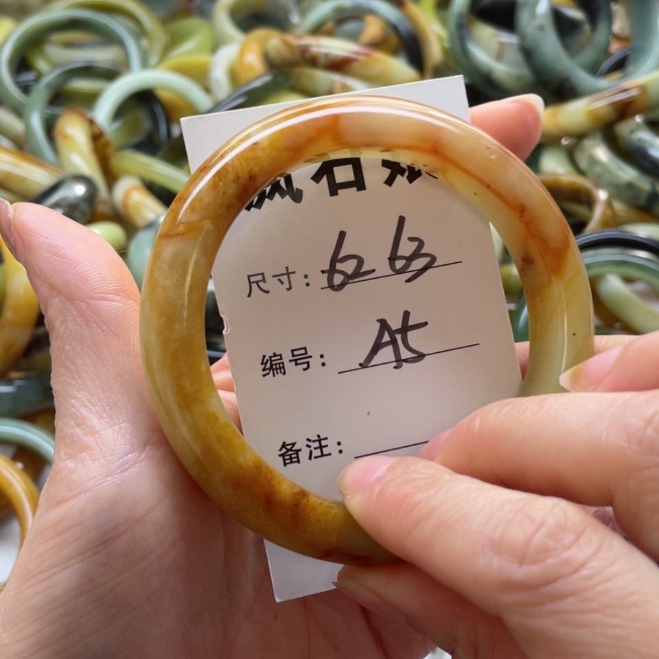 【闪购商品】蛇纹石玉手镯未镶嵌如*