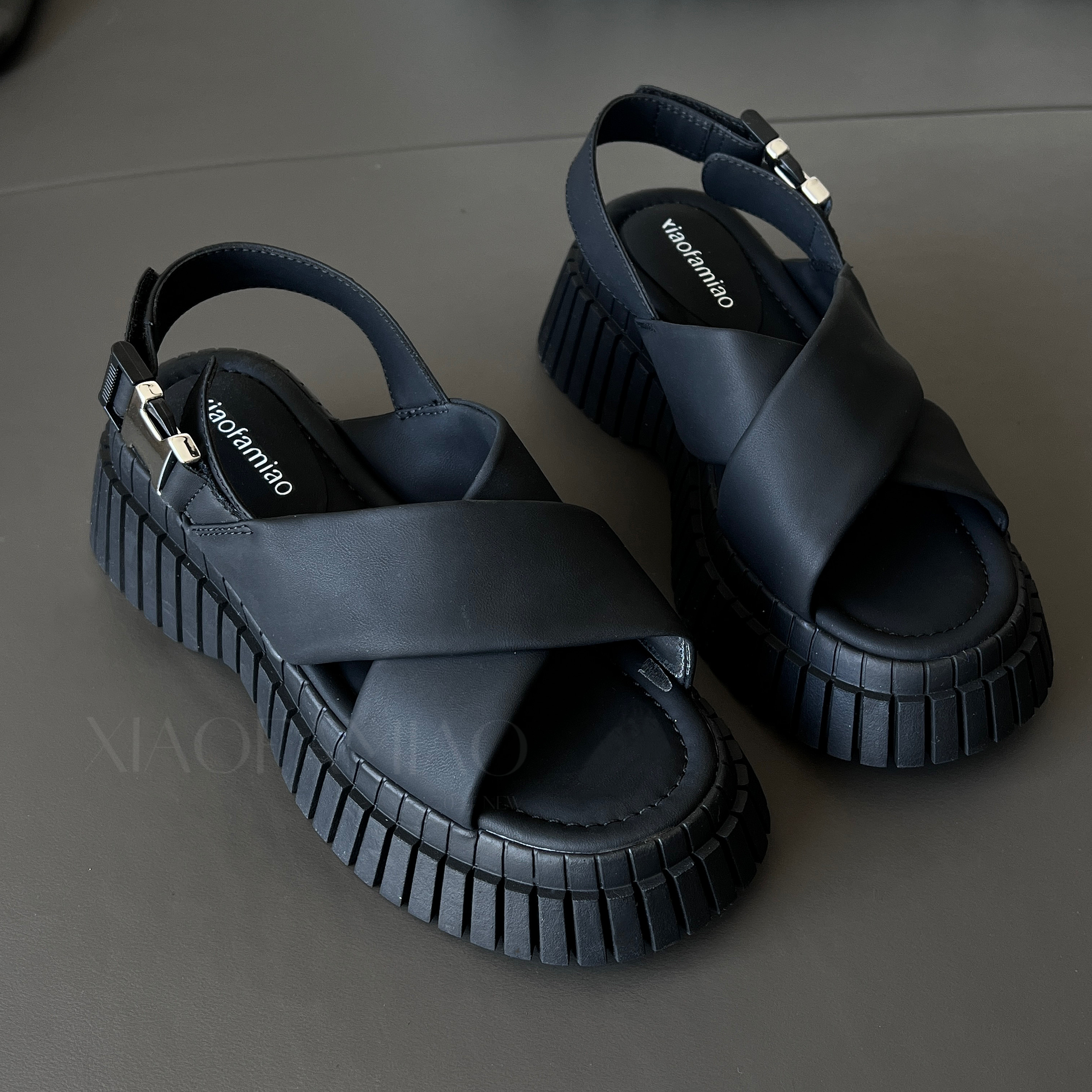 小发喵交叉绑带时尚百搭韩版纯色日常夏季网红ins小众时装凉鞋