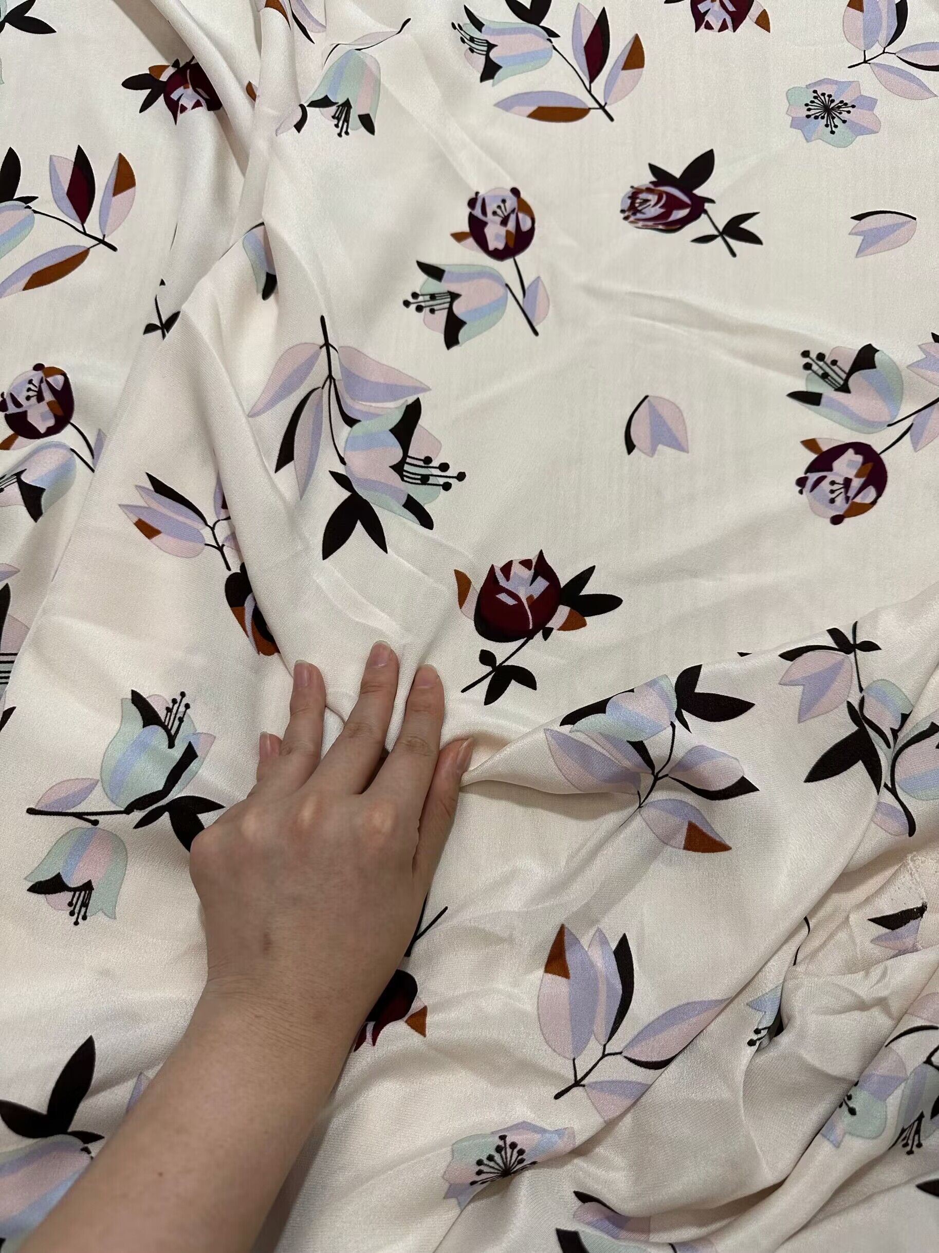 每天第一单拍 4-20元  拍这里桑蚕丝布头偶有瑕属于正常 不精品