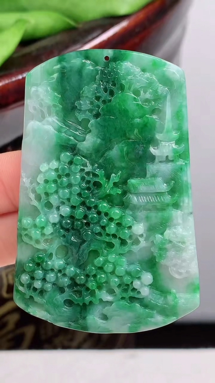 天然A货翡翠满绿山水牌吊坠:30.22g