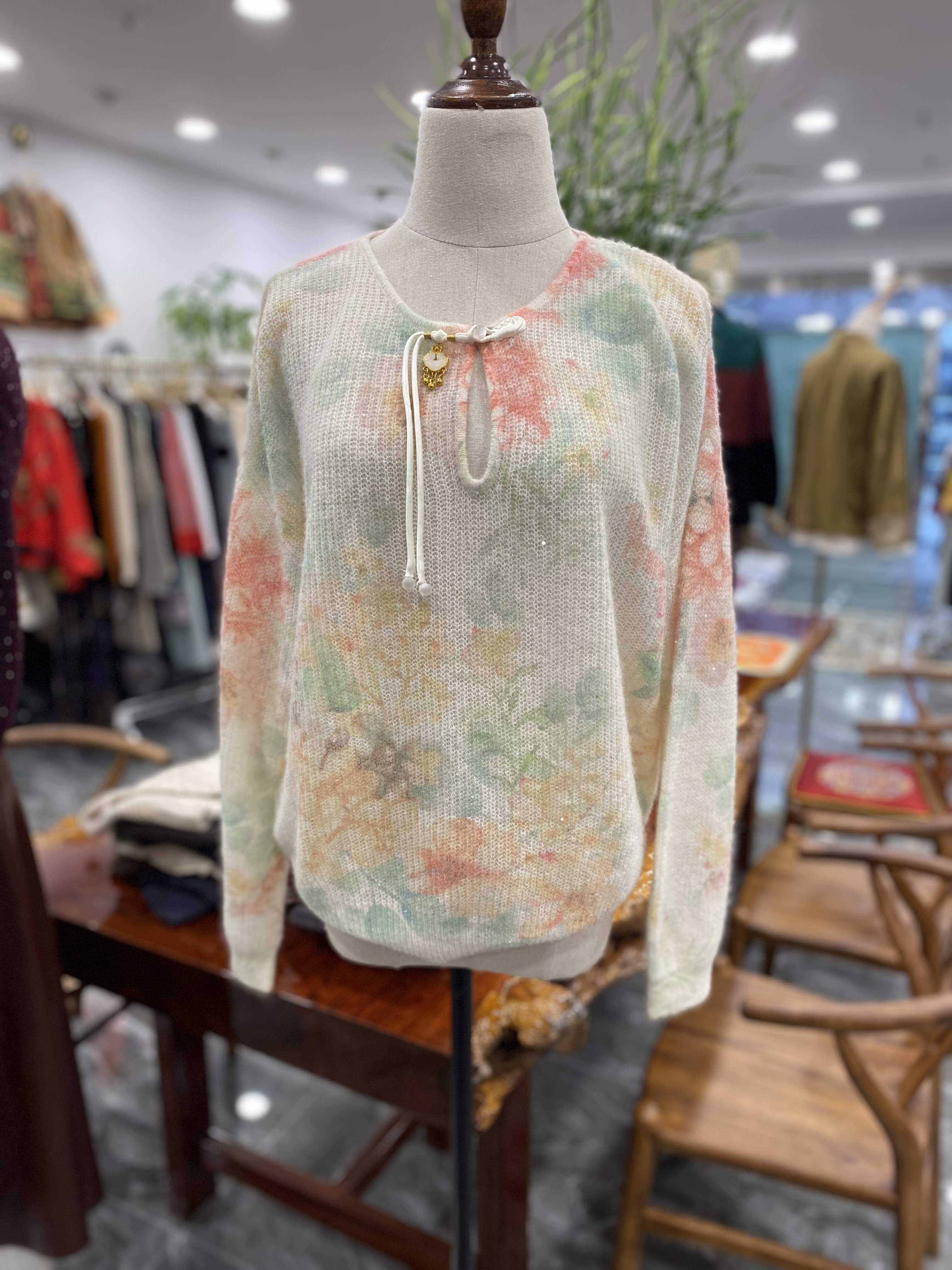 （玫瑰之约）2024早秋淑女圆领国风盘扣挂坠扎染色花朵亮片细羊毛衫