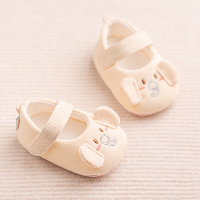 新生儿鞋子春夏款透气男女宝宝鞋软底布鞋0-6个月婴幼儿不掉鞋秋9