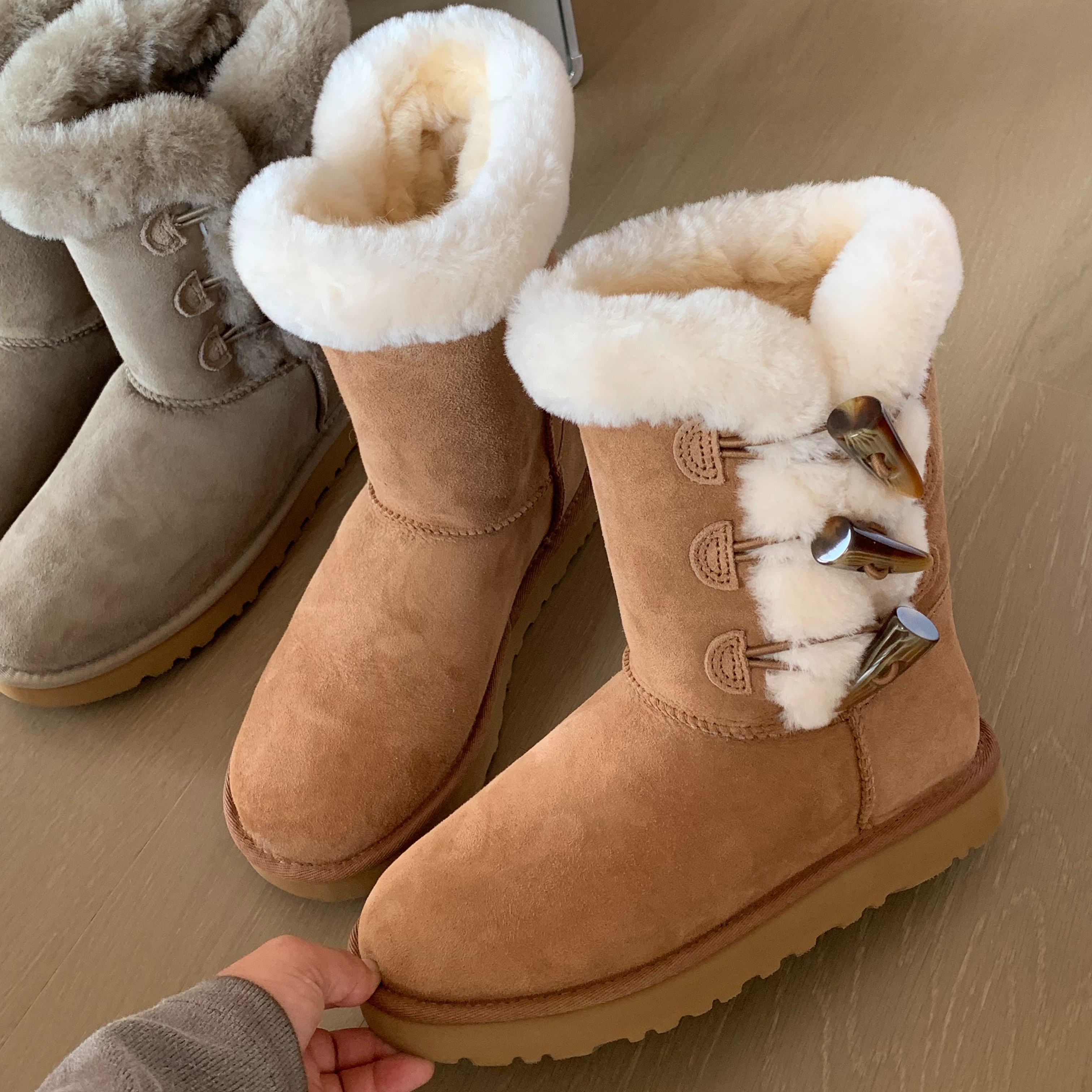 2025年秋冬季新款牛角扣羊皮毛一体雪地靴女加绒中筒保暖厚底棉鞋
