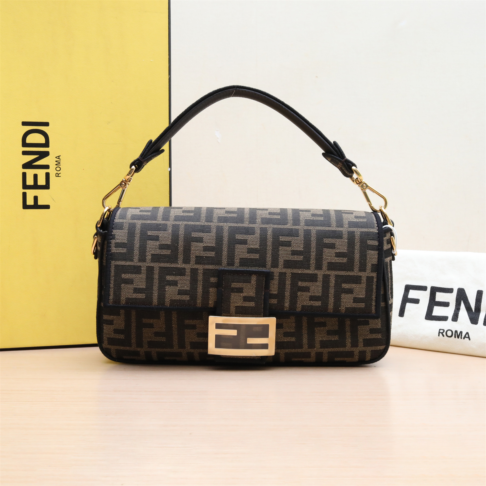 99新 FENDI/芬迪 新粉-100小花6枫Baguette 法棍包 中号老花帆布