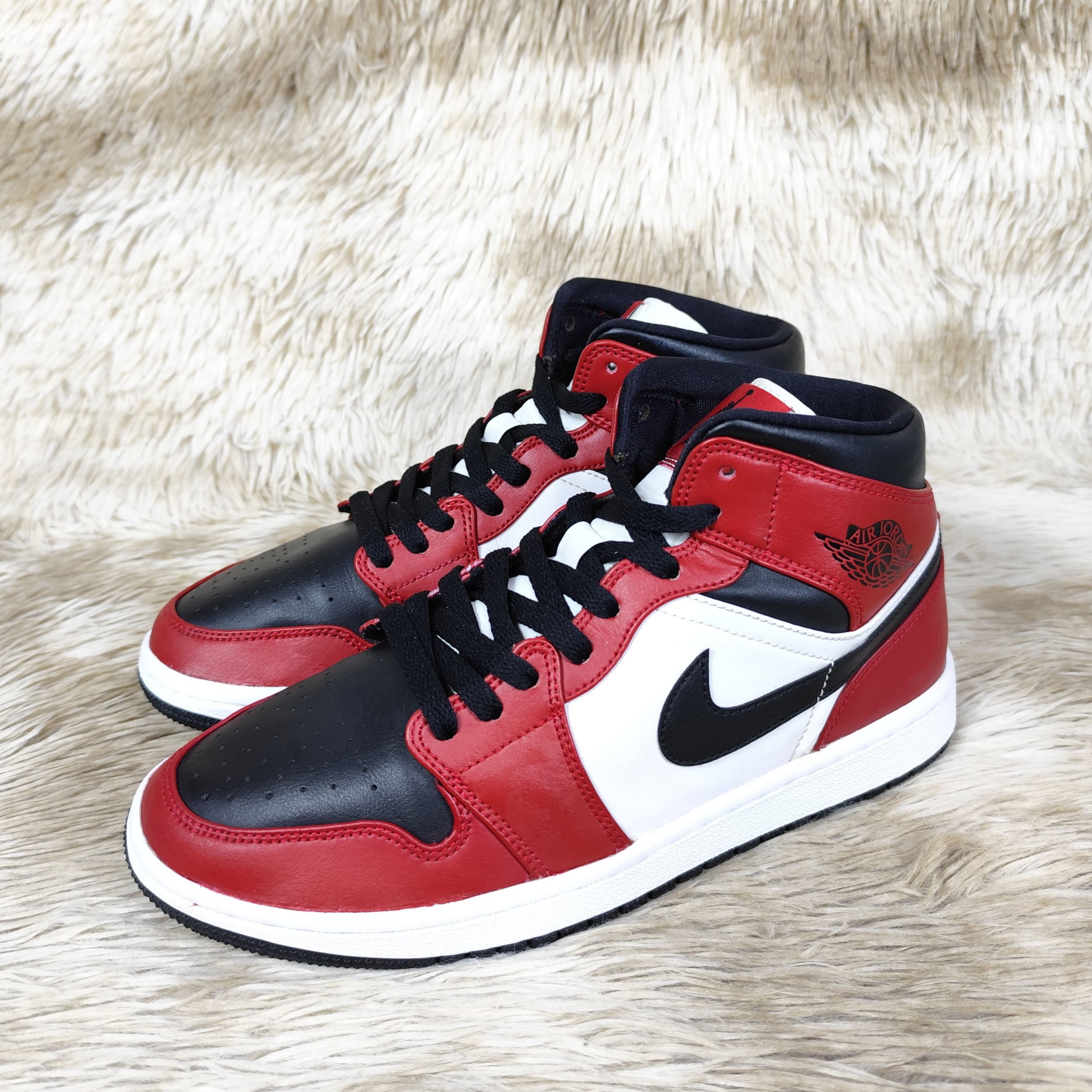 40.5码 正品AJ1黑红 95新有原盒 瑕疵见详情 公价：一二九九#842F5