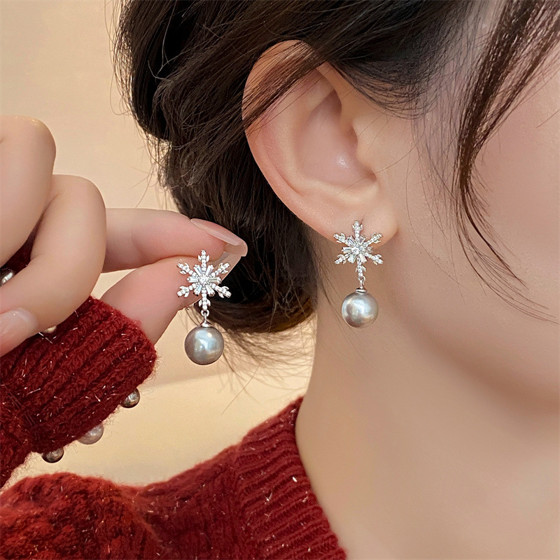 合金仿珍珠耳饰 2024新款气质雪花耳环女 轻奢小众设计感耳钉百搭
