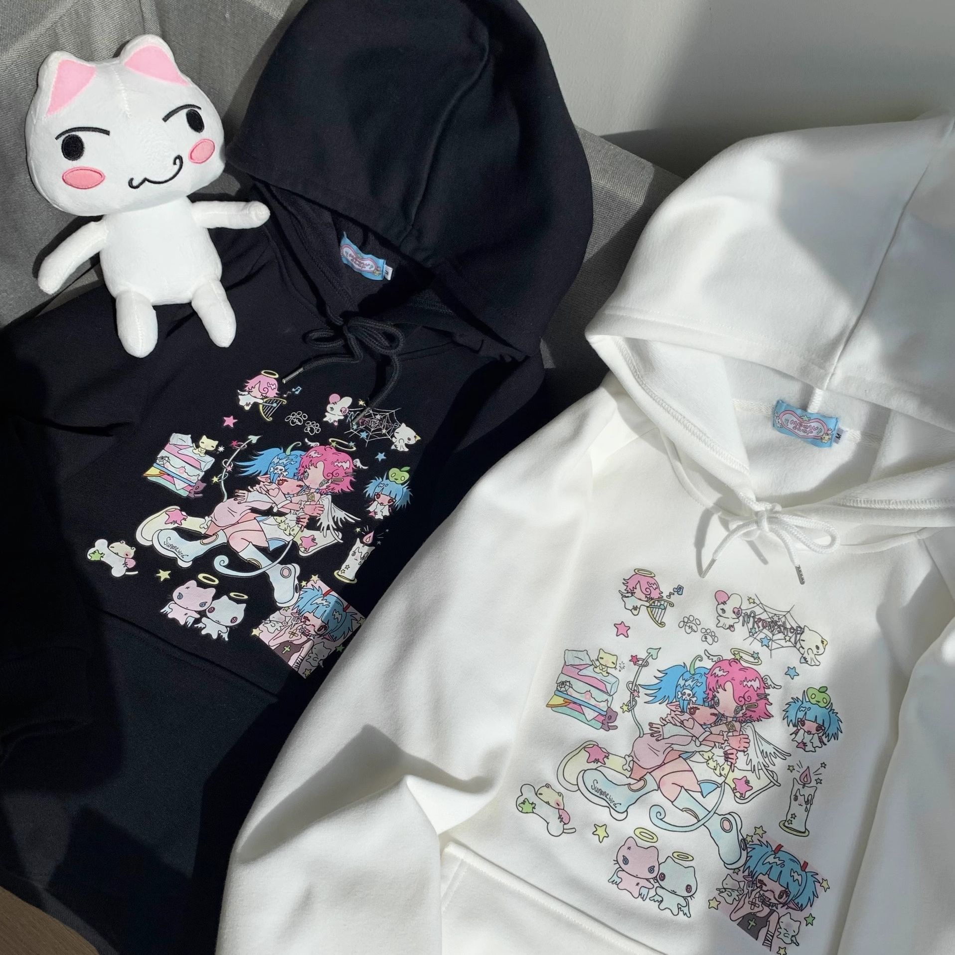 小猫吃不饱X鸟鸟一联名女孩印花加绒卫衣白色黑色套头连帽上衣