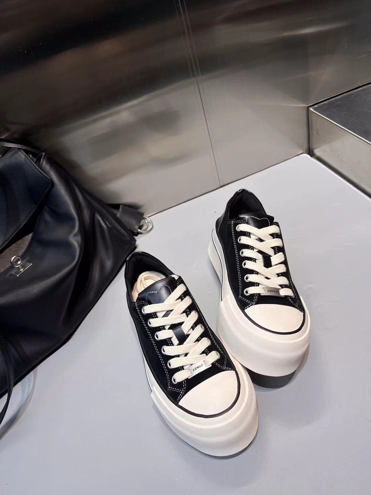 欧洲站女鞋2024秋季新款欧货真皮羊猄系带平底圆头休闲鞋板鞋女款