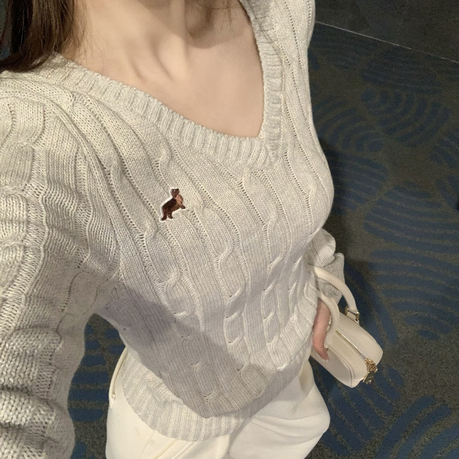 【小狗环游记】腊肠狗刺绣绞花V领毛衣3112