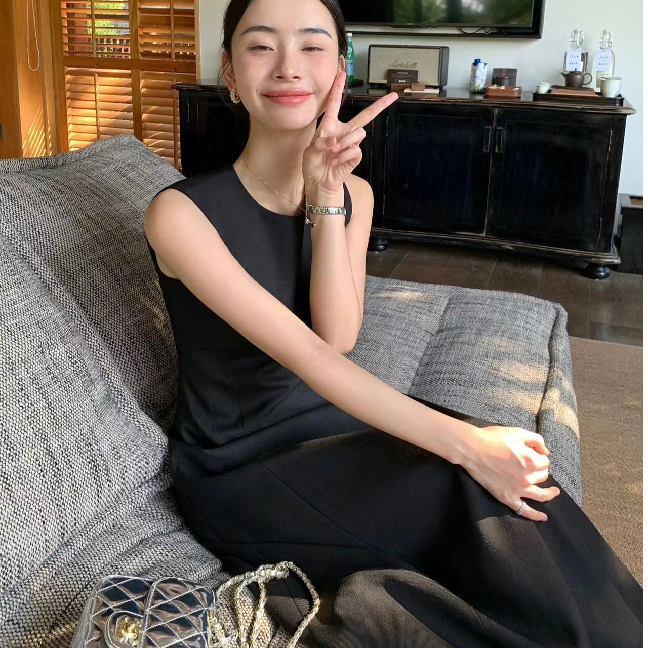 2024新款黑色圆领无袖收腰显示偶赫本风气质打底连衣裙