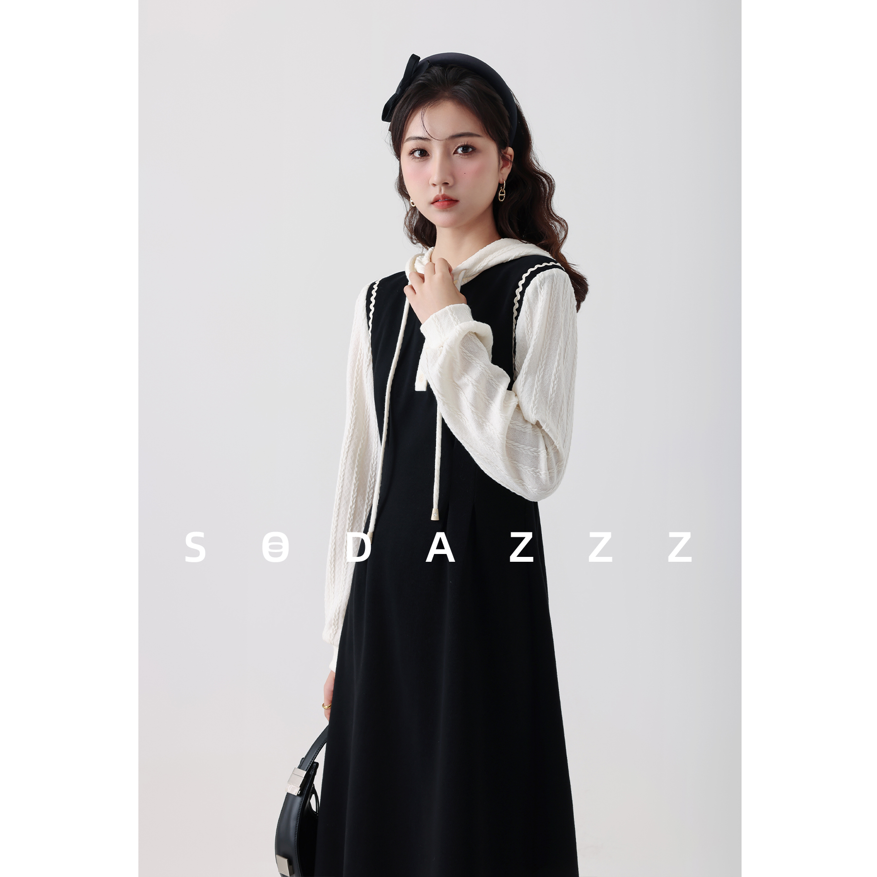 QS张汽水早秋黑色收腰针织连帽假两件毛衣连衣裙子LZQS02035