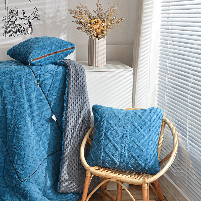 加厚学生抱枕被子两用珊瑚绒毯子靠垫靠枕头被折叠汽车载午休被