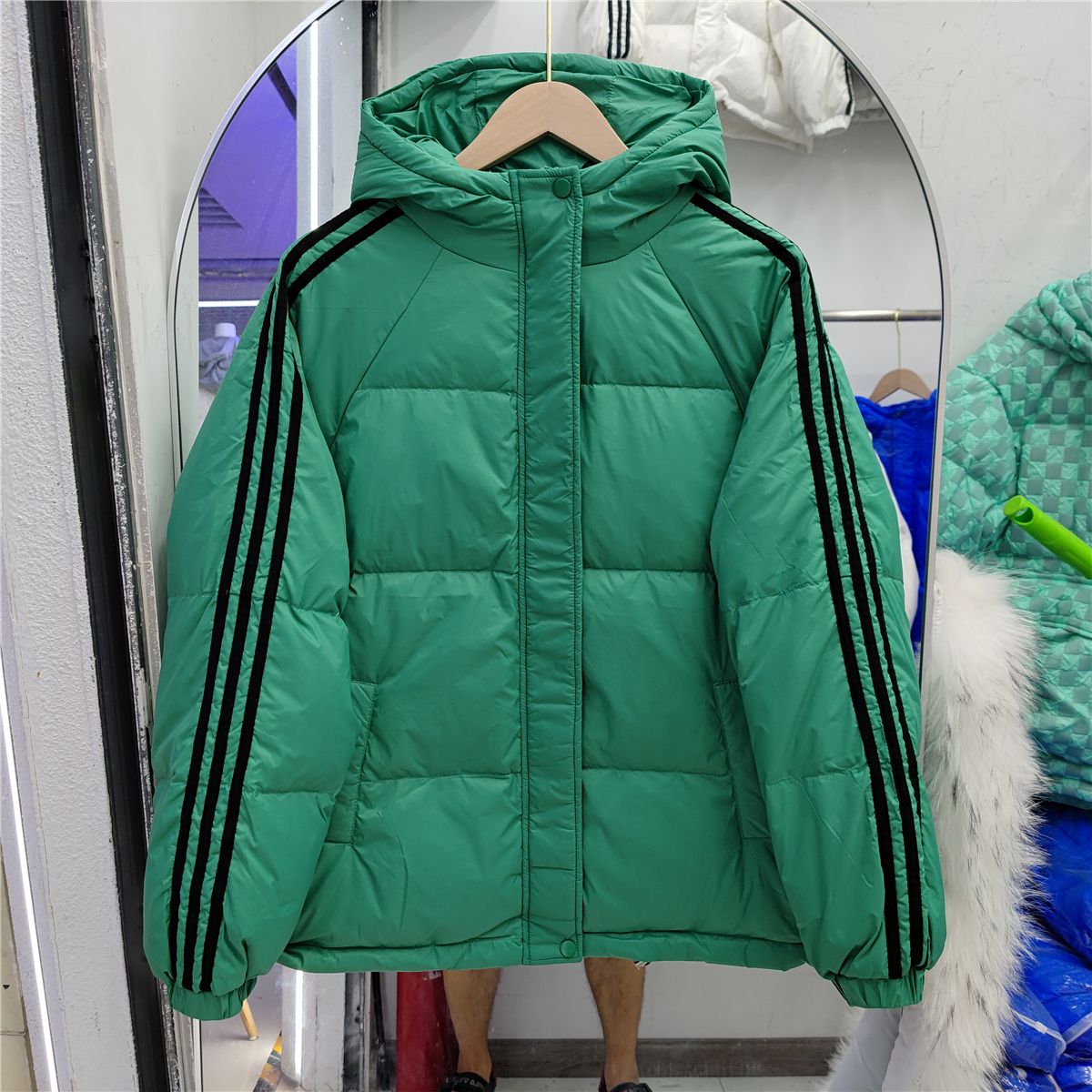 反季20233新款羽绒服女短款连帽加厚宽松面包服时尚三道杠