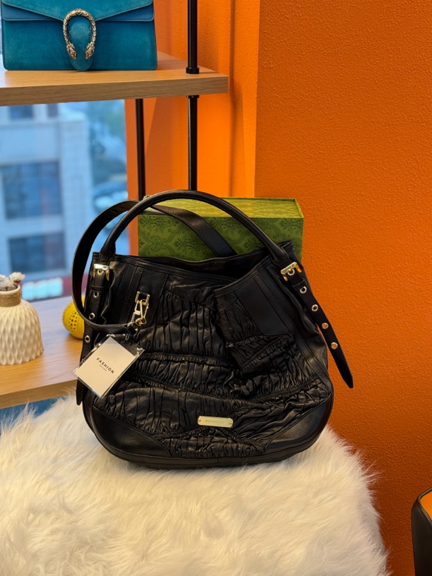 95新 BURBERRY/博柏利 burberry黑褶皱面秀款手提托特 k02253