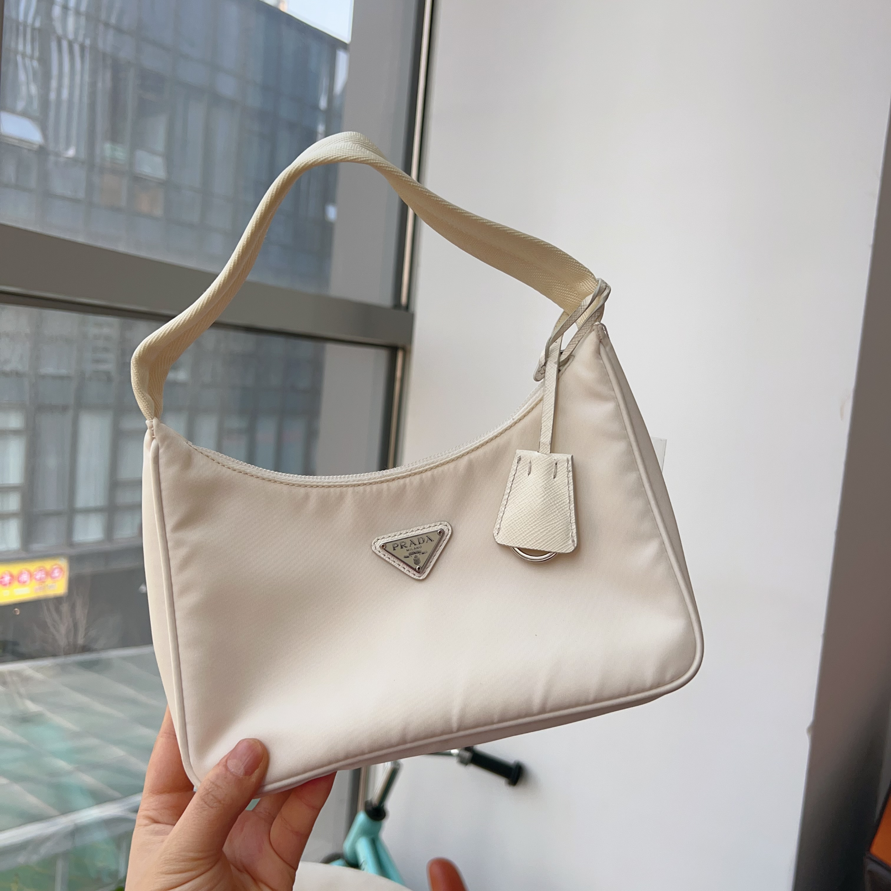95新 Prada/普拉达 prada 普拉达白色新款hobo 腋下包 K02689