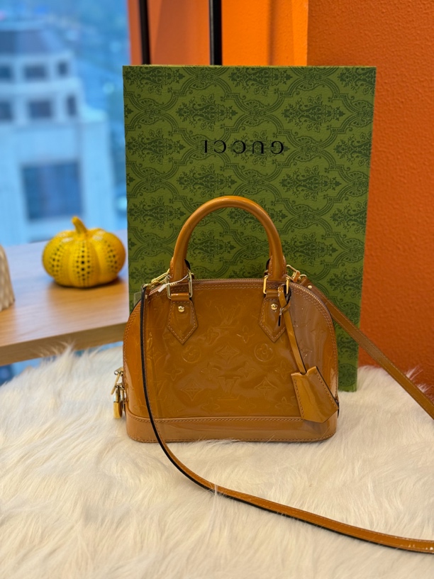 95新 LouisVuitton/路易威登 LV路易威登焦糖色漆皮贝壳包 K02733