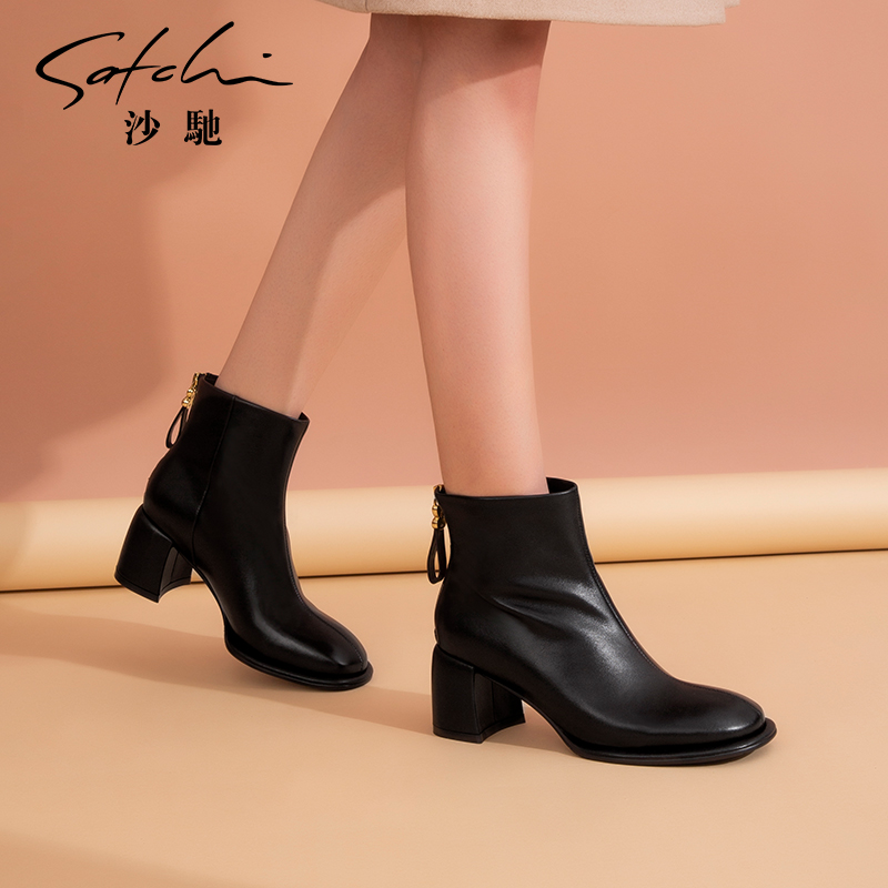 沙驰女鞋时尚粗跟高跟短靴女2025年秋冬季新款真皮舒适时装靴裸靴