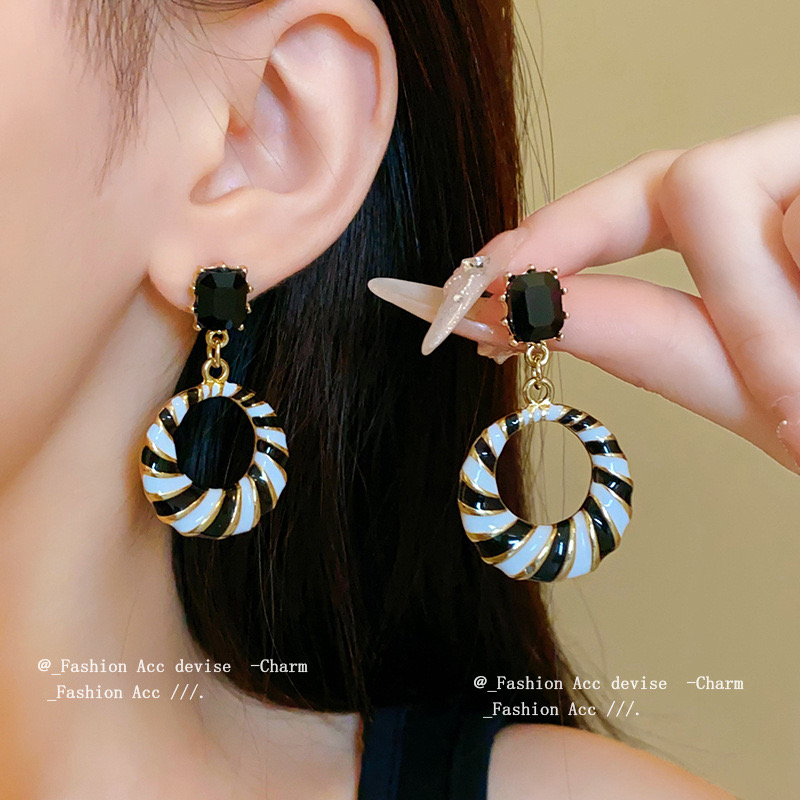 铜合金耳饰 黑白条纹撞色百搭长款时尚大气小众潮流耳环ins