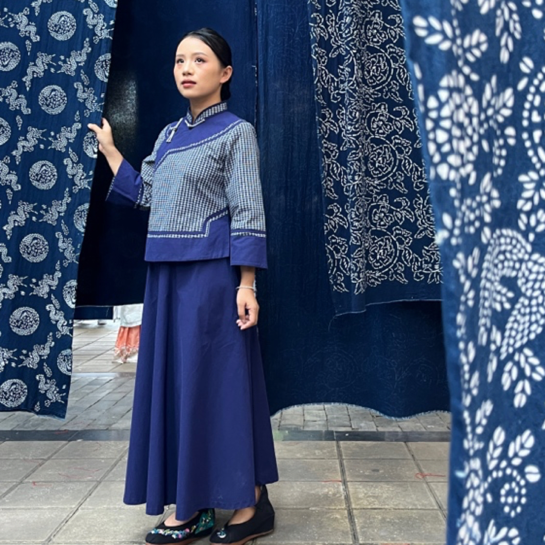 壮族手工复古格子拼接蓝色裙装