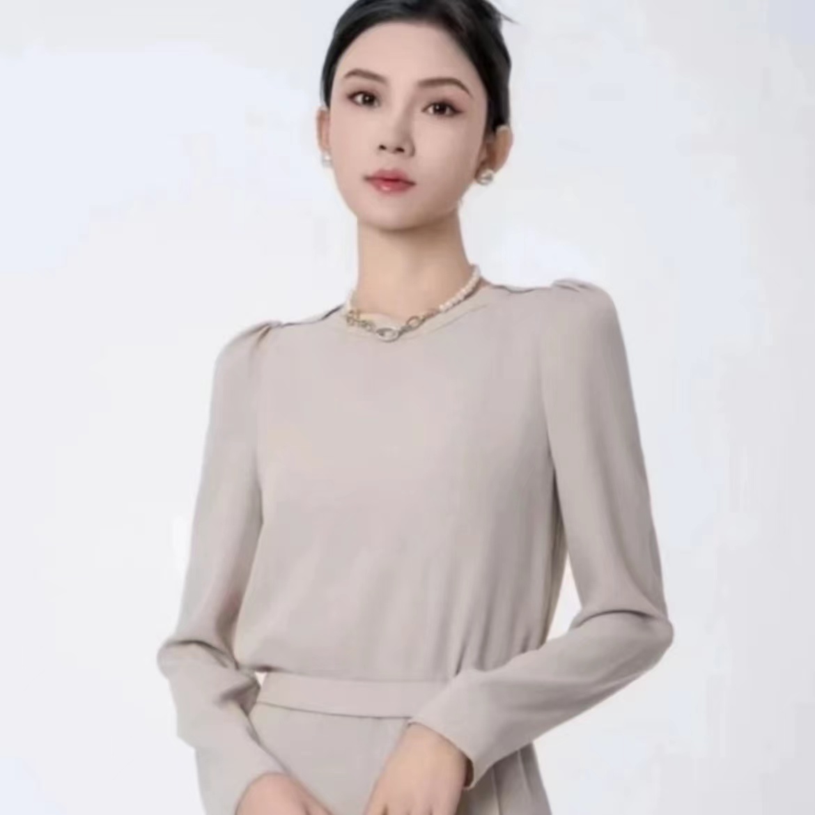 AMASS/阿玛施新款气质优雅垂感显瘦圆领简约百搭长袖5300940