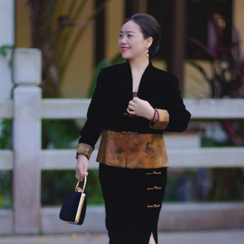 美爱《贵夫人》秋冬新款丝绒拼接香云纱收腰气质套装