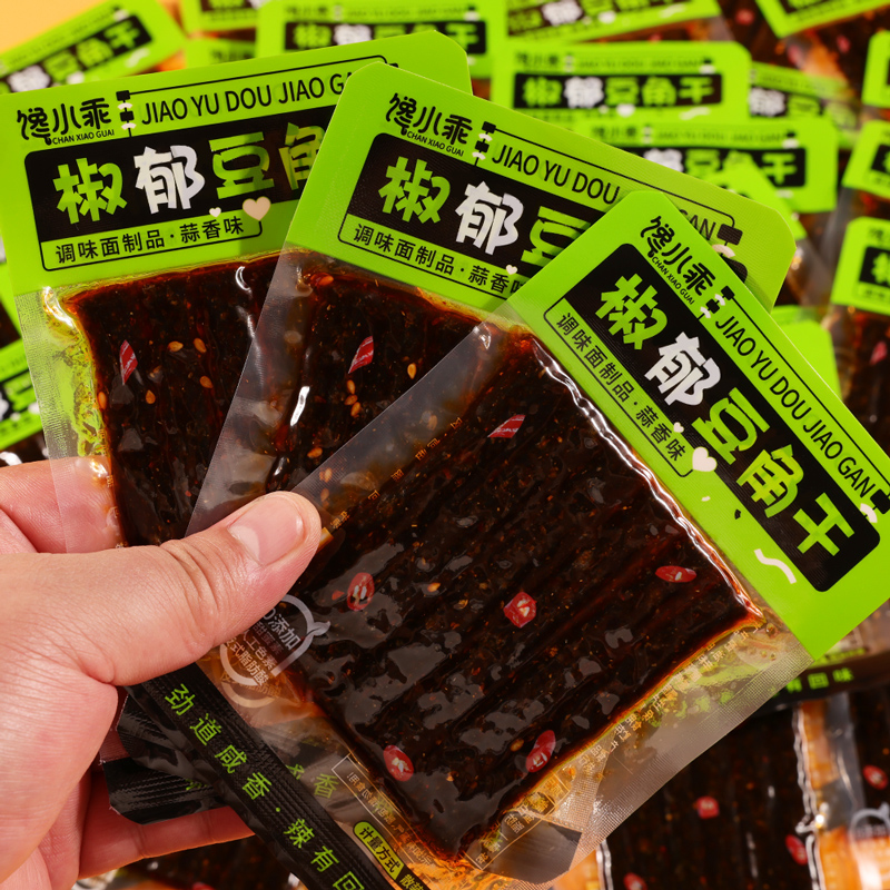 蒜香椒郁豆角干辣条麻辣零食儿时回忆宵夜充饥小吃休闲经典