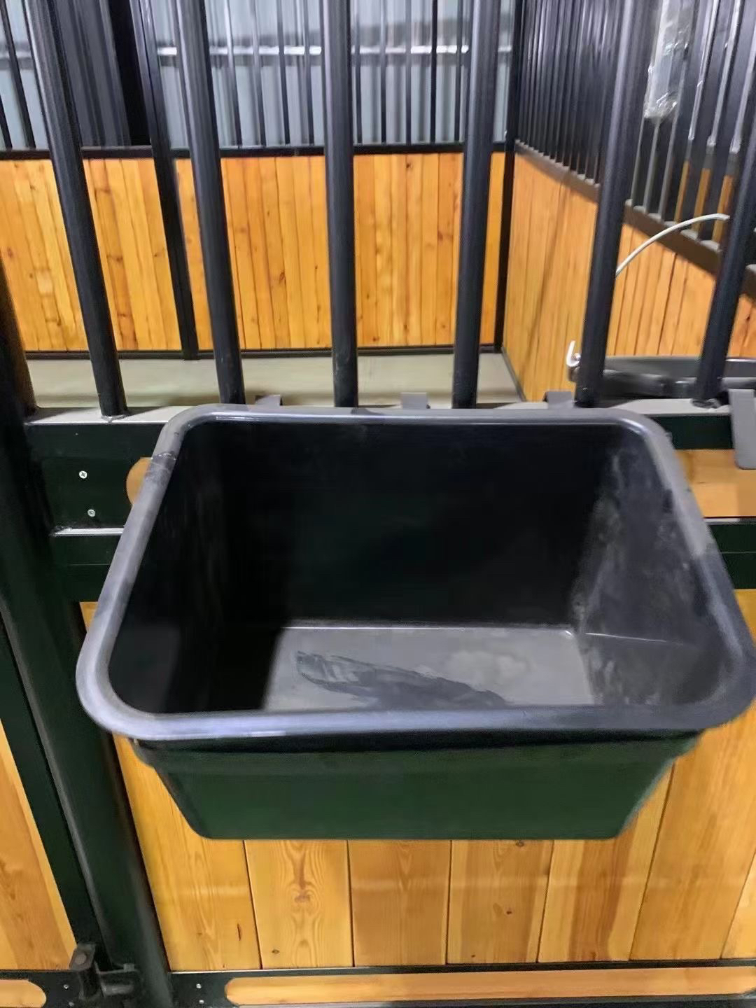 马房料桶塑料防摔料桶带支架