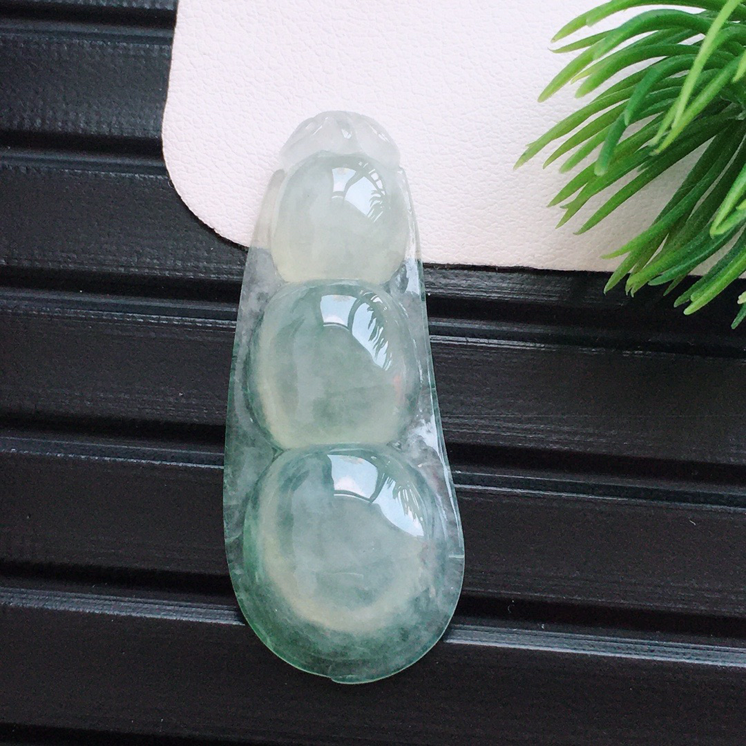 天然缅甸翡翠A货浅绿四季豆吊坠  料子细腻柔洁 重量6.2g 