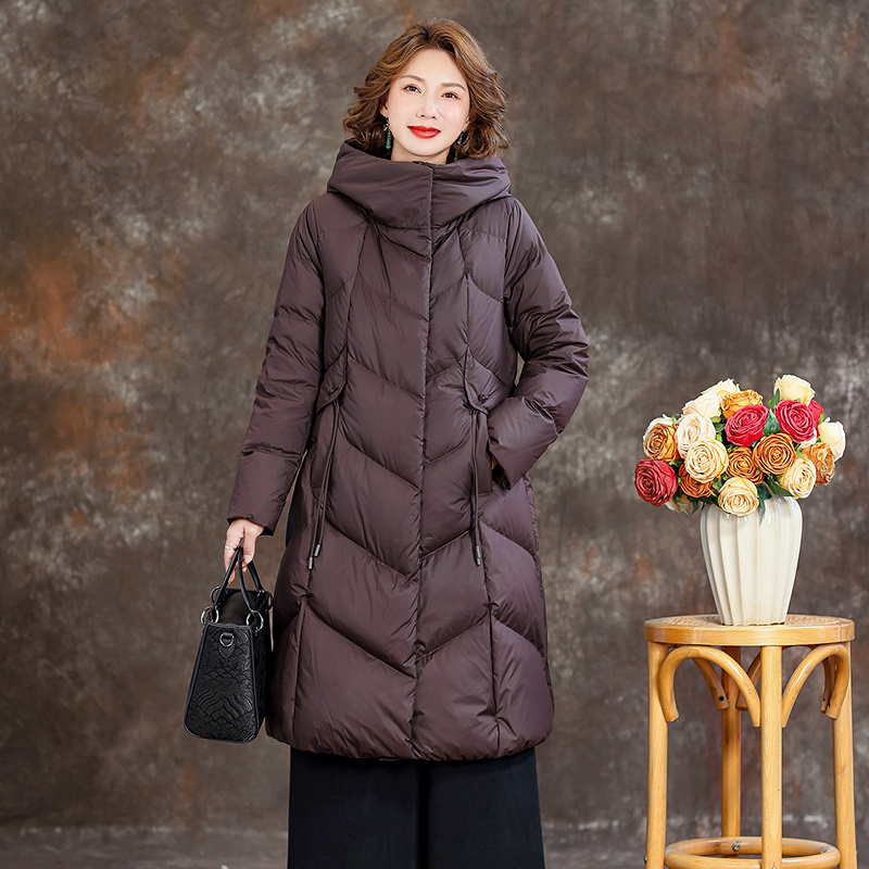 齐黛羽绒服冬季妈妈2024新款连帽中长款过膝保暖防寒白鸭绒外套