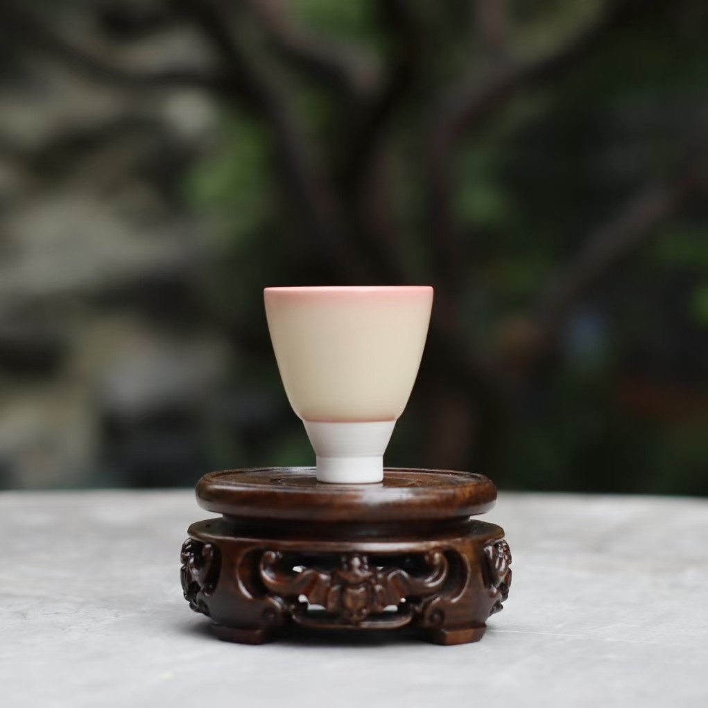 【陈旭签名底款】龙泉蜜桃闻香杯-容量45cc左右。