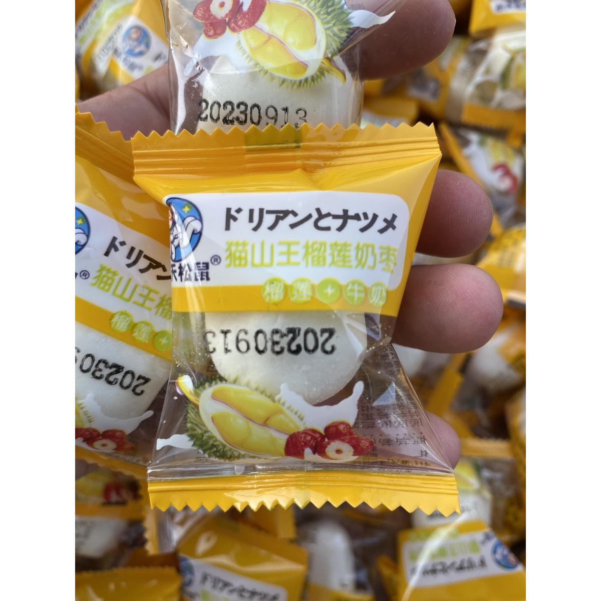 航天松鼠猫山王榴莲奶枣新疆奶枣巴旦木夹心奶枣喜糖榴莲味网红品