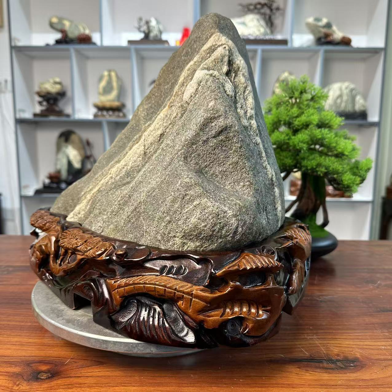 《稳如靠山》，尺寸：长38cm*高33cm*厚24cm，重量28.6斤。室内摆件