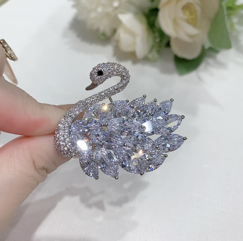 铜合金合成锆石胸针 轻奢高档施家满锆重工天鹅胸针经典百搭大气