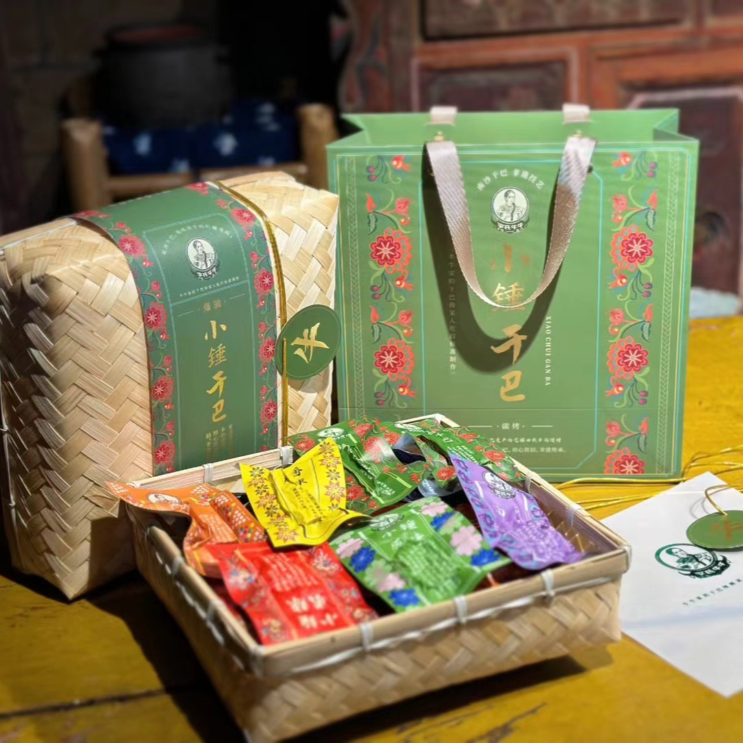 云南牛肉干非遗小锤碳烤干巴竹萝礼盒装口味混合有嚼劲原味麻辣