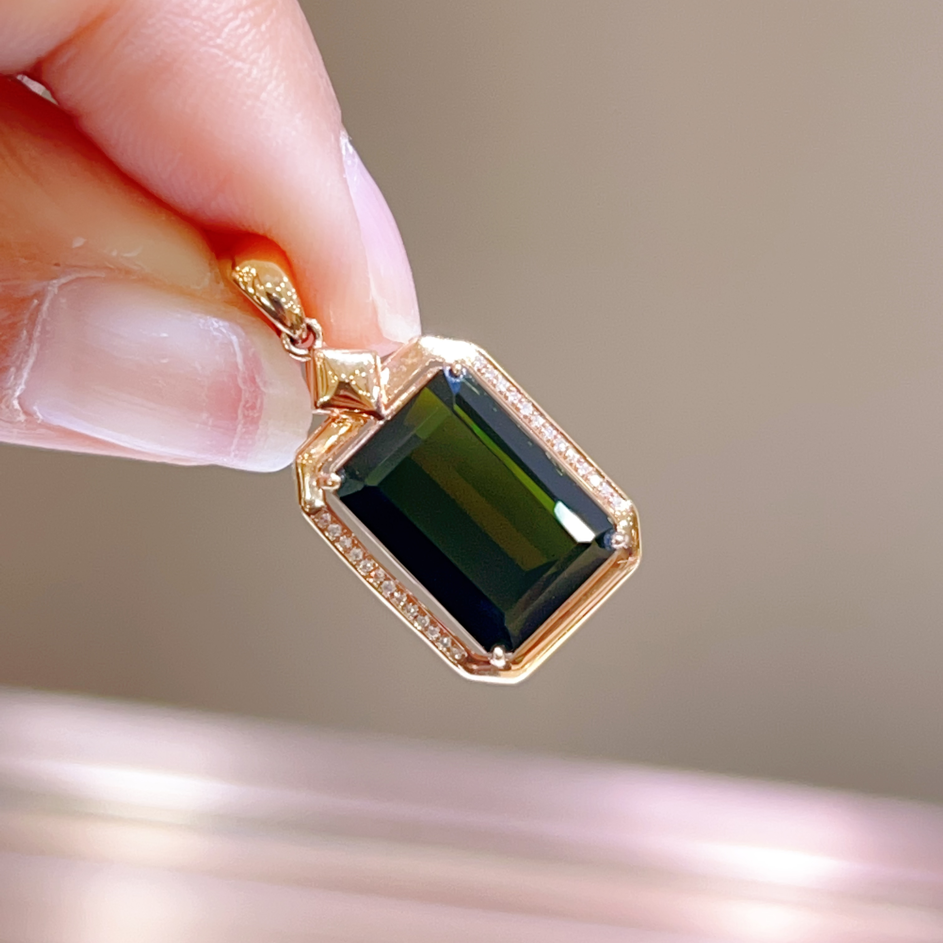 6.3ct 18k金镶嵌碧玺吊坠 2800