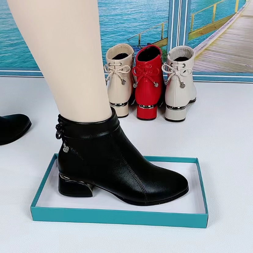 真皮短靴女2025秋冬新款圆头时尚中年洋气防滑红色显瘦轻便马丁靴