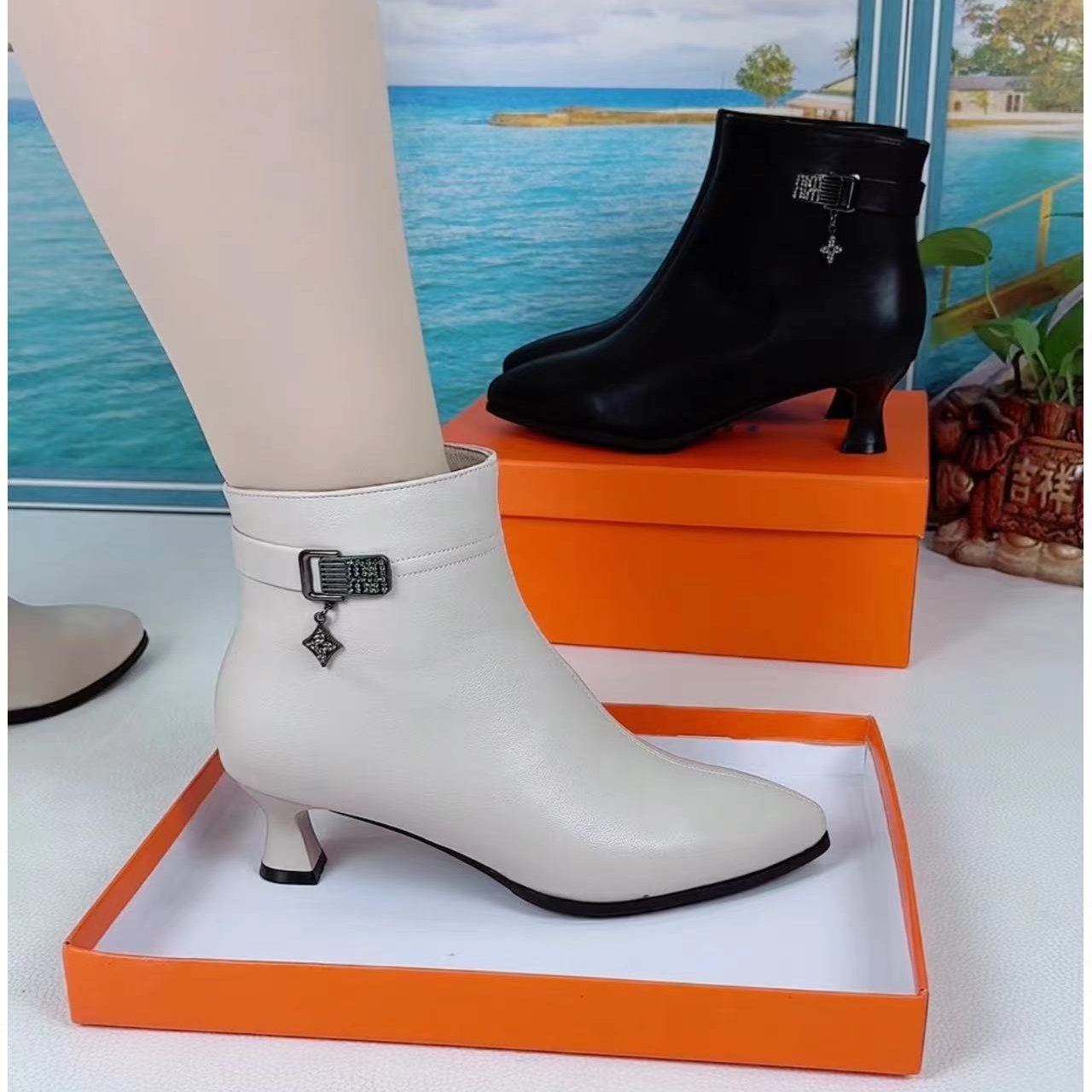 新款3公分细跟加绒百搭秋冬款时尚法式小短靴3535