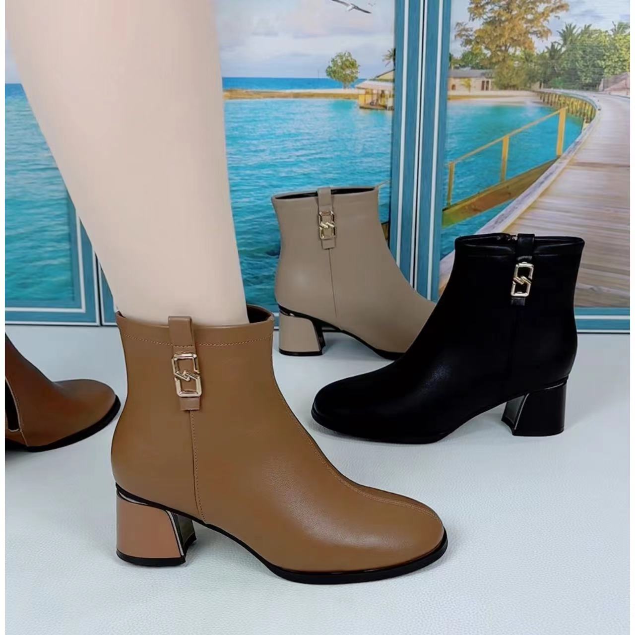 秋冬季新款4公分简约时尚粗跟圆头舒适防滑底短靴软面妈妈女靴