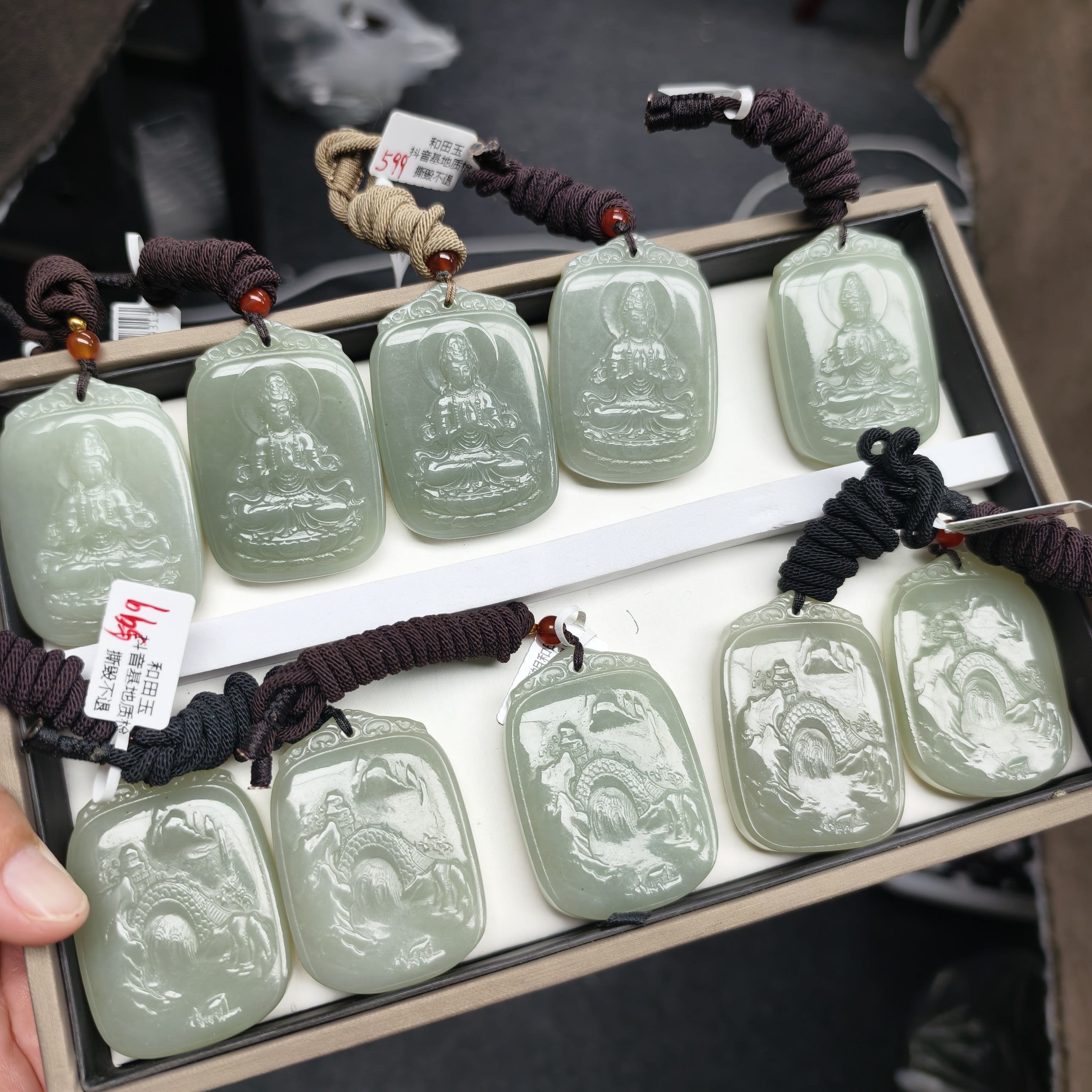 新疆且末高清白和田玉观音双面雕刻山水多样性发货拍一发一