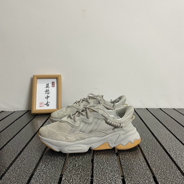37.5码 Adidas休闲鞋 鞋面有小瑕疵