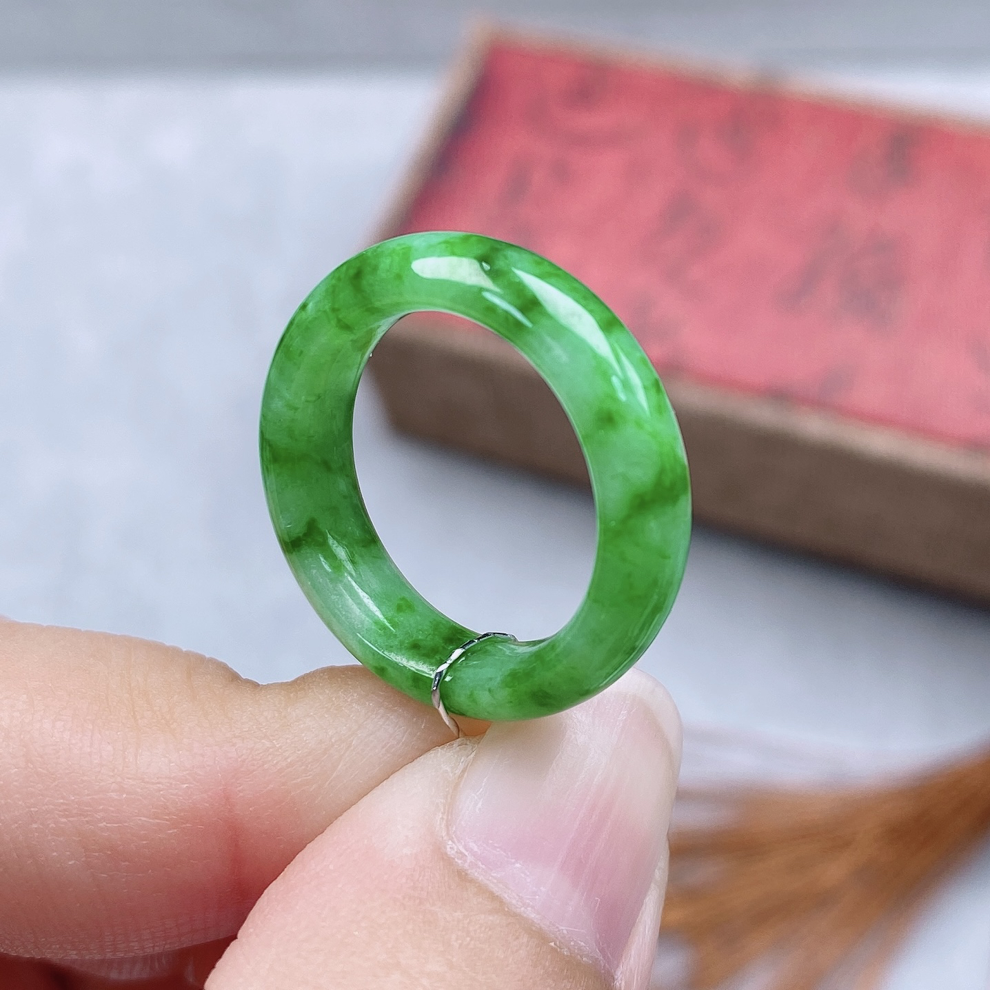 a168天然翡翠A货辣阳绿满绿14号圈号戒指内直径17.1宽5.6厚3.6mm