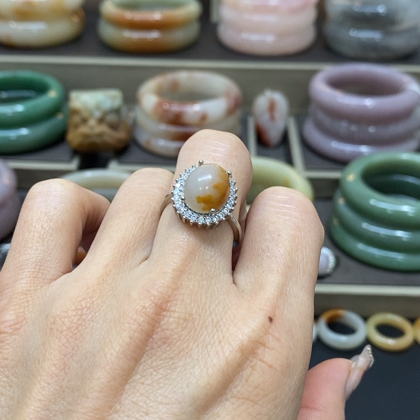 【闪购商品】石英质玉手镯未镶嵌百**朝