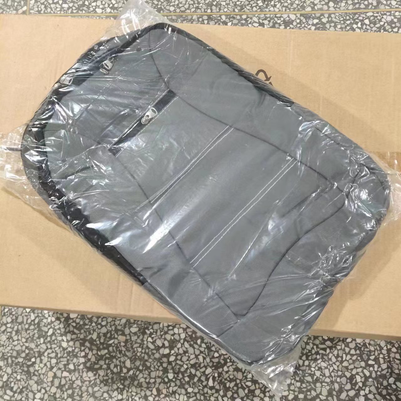 灰色电脑双肩包