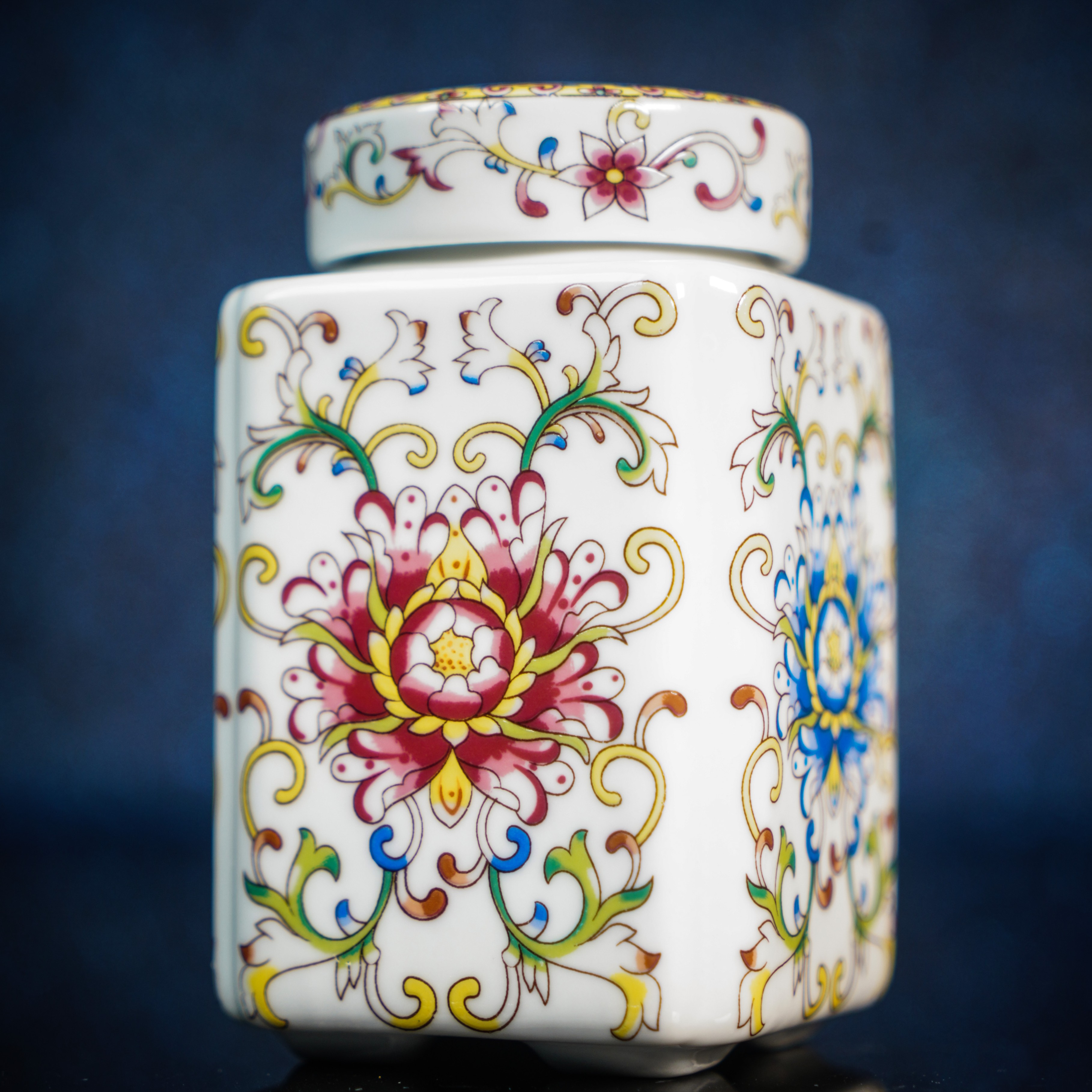 斗彩缠枝莲茶叶罐