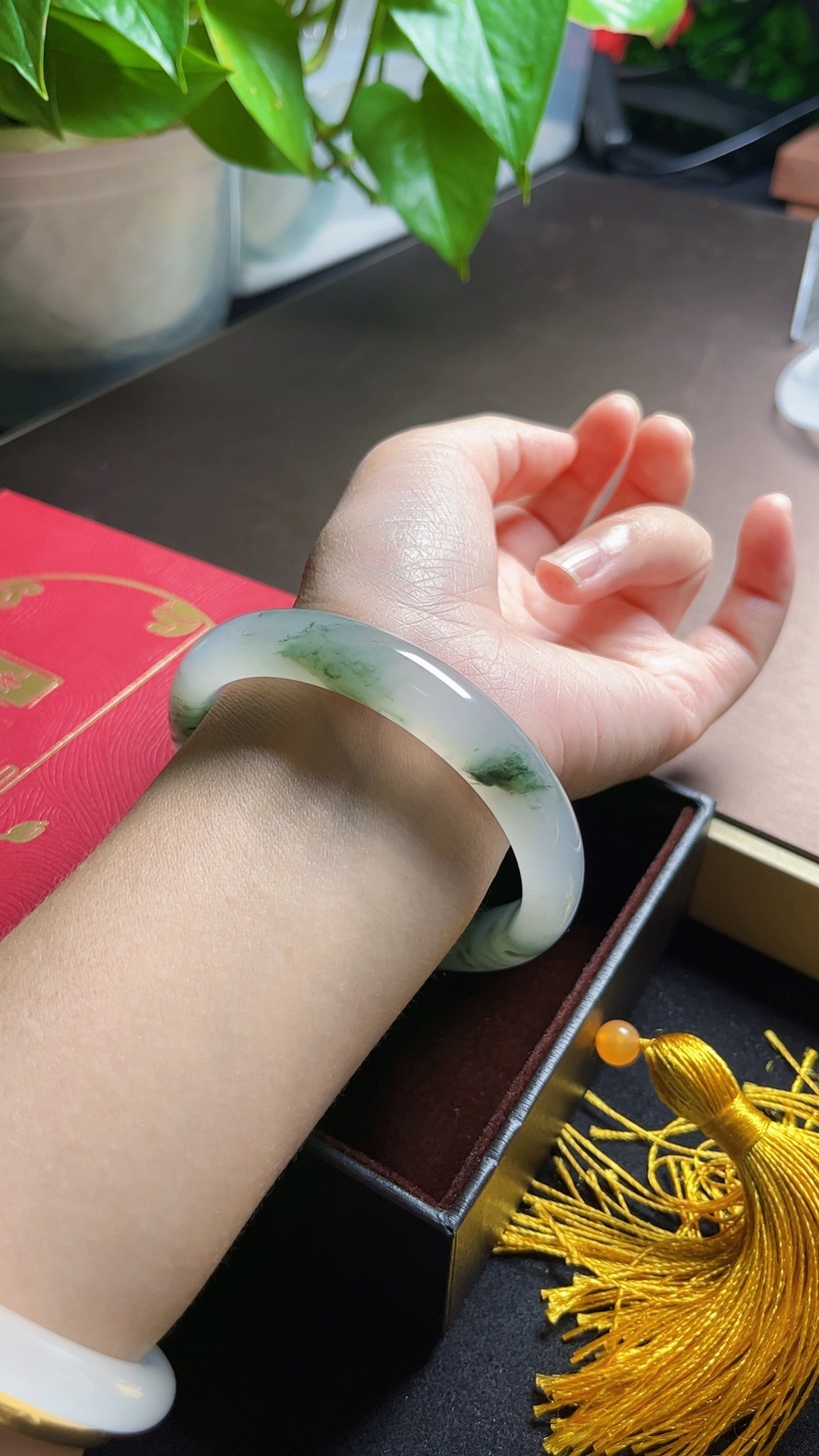 金丝玉宝石光手镯61圈口冰飘花手镯时尚高冰冰透浅绿飘绿平安镯